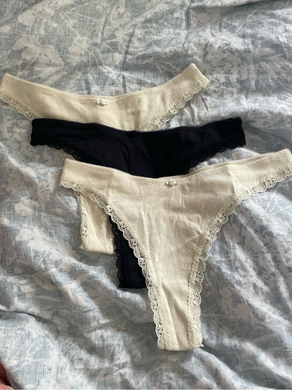 NWT- SKIMS logo pointelle bundle x3 thong panty retired style